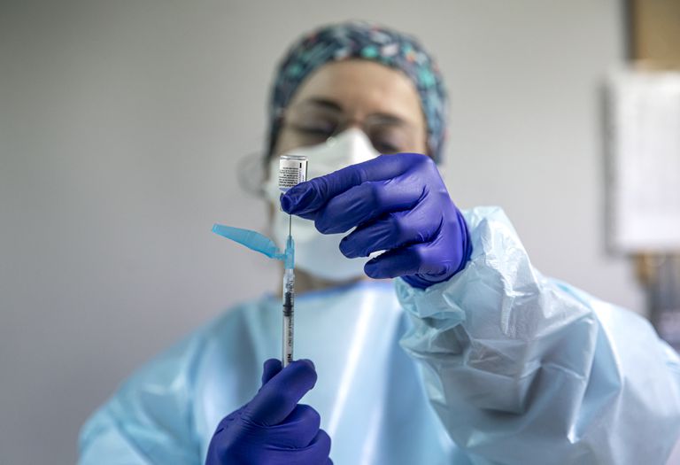 Una sanitaria prepara una dosis de la vacuna en el centro de salud de Catarroja, en Valencia, el miércoles.