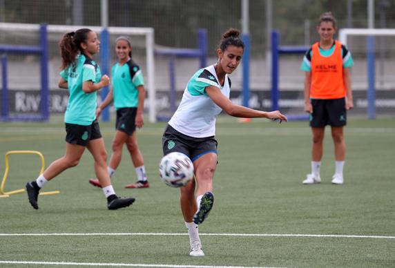 Elba Vergés, durante un entrenamiento del Espanyol femenino