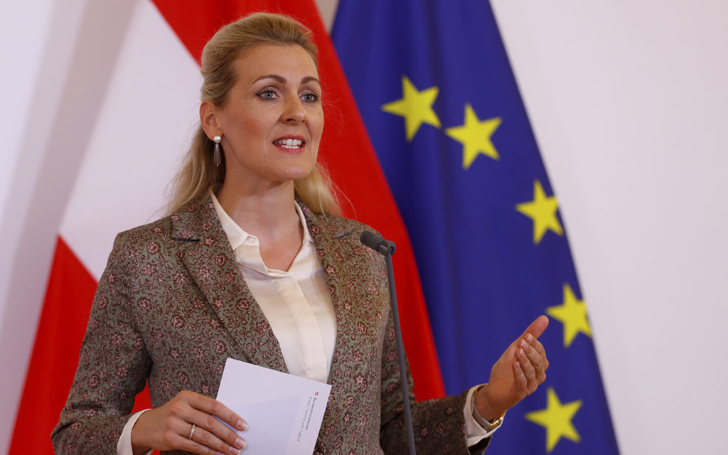 Renuncia la ministra de Trabajo de Austria tras descubrirse que plagió sus tesis