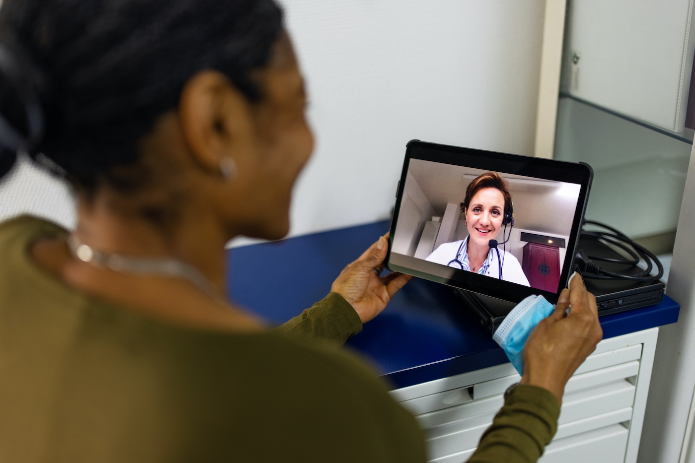 Mujer que tiene una videoconferencia de medicina con su médico mediante tableta digital.  Mujer mayor en una videollamada con un médico usando su tableta en casa.