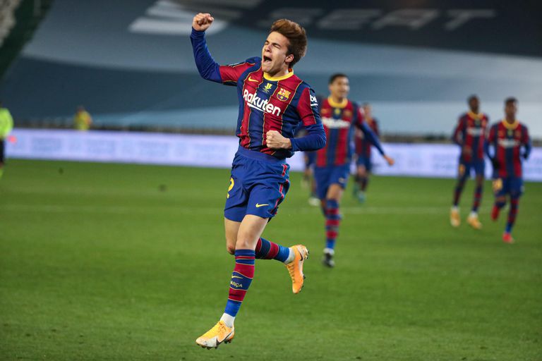 Riqui Puig celebra el gol de penalti que dio al Barça el pase a la final de la Supercopa.