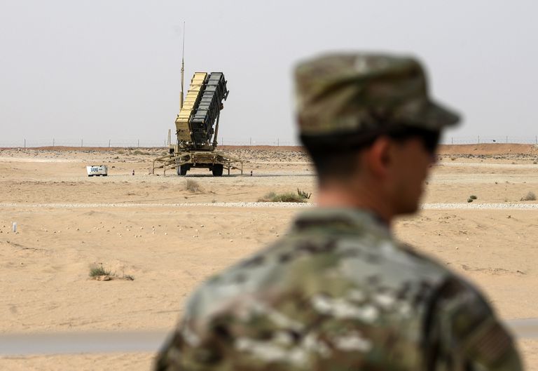 Un soldado estadounidense ante una batería de misiles antimisiles Patriot en la base militar Príncipe Sultán de Arabia Saudí, en una imagen de archivo.