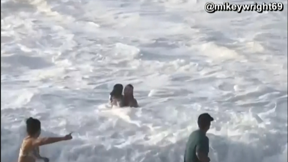 “Sostén mi cerveza”: surfista se lanza al agua para rescatar a nadadora en dramático video