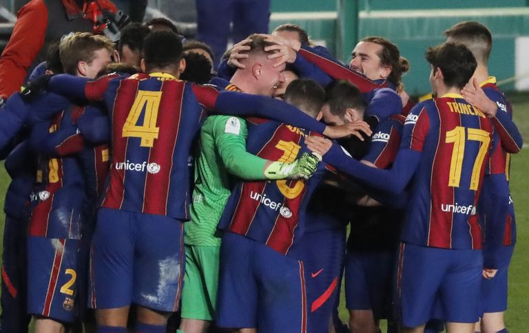 Los jugadores del Barça felicitan a Ter Stegen tras la tanda de penaltis.