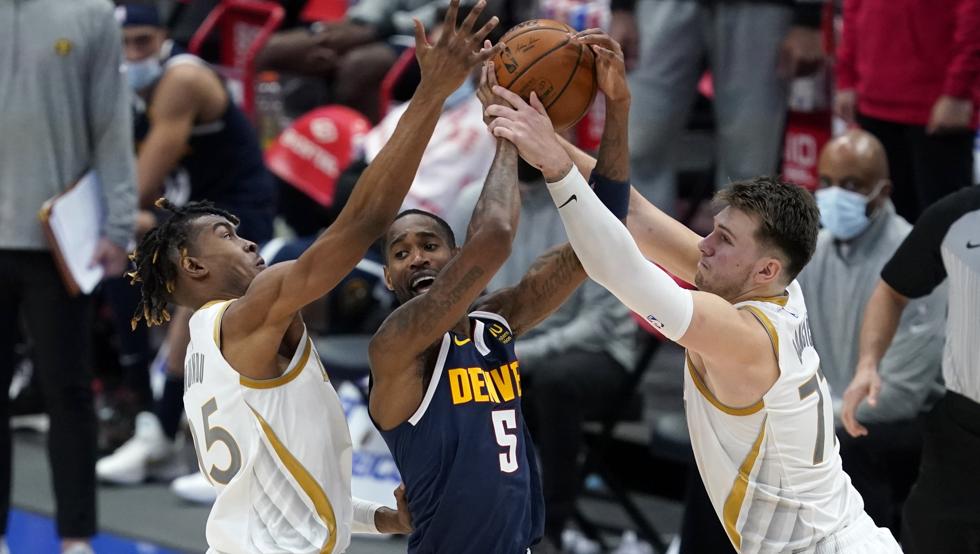 Luka Doncic defiende a Will Barton en el movido Mavs-Nuggets