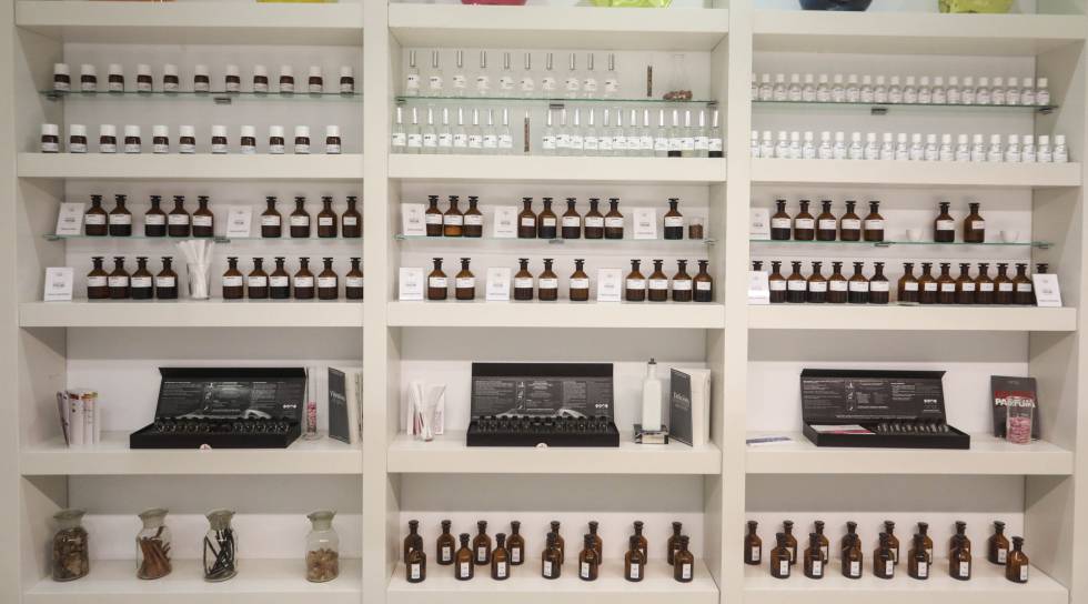 Esencias y envases promocionales en una estancia de la sede de la Asociación Nacional de Perfumería y Cosmética (STAMPA).