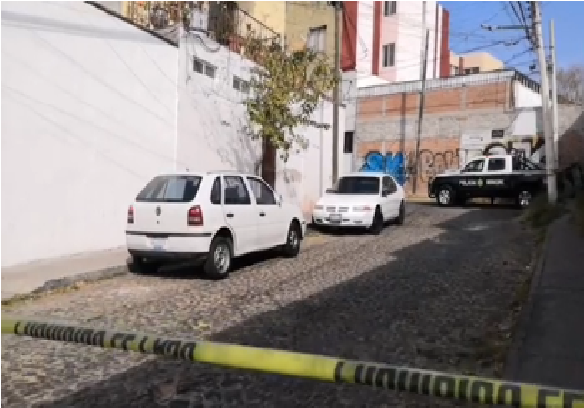 Violento asalto a farmacia, tras persecución detienen pareja de asaltantes, en Querétaro