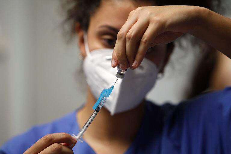 Una enfermera prepara una dosis de la vacuna de Pfizer en el Hospital Son Espases de Palma de Mallorca, este miércoles.