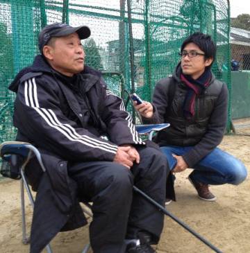 Ichiro Ozawa, derecha, con el presidente del Takarazuka, Katsunori Tajiri, el primer entrenador de Shinji Okazaki.