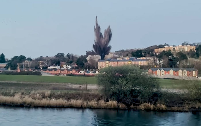 La detonación de una bomba de la II Guerra Mundial provoca serios daños en la ciudad británica de Exeter | Video