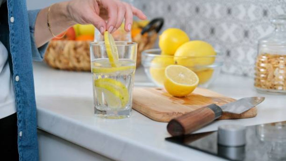 Beber agua caliente con limón por las mañanas: Beneficios y recetas