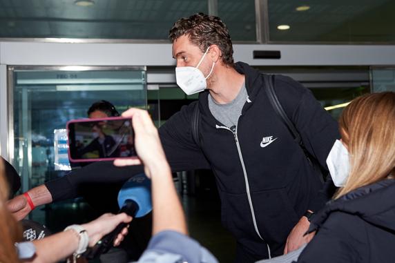 Pau Gasol, atendiendo a los aficionados que le esperaban en el aeropuerto de El Prat.