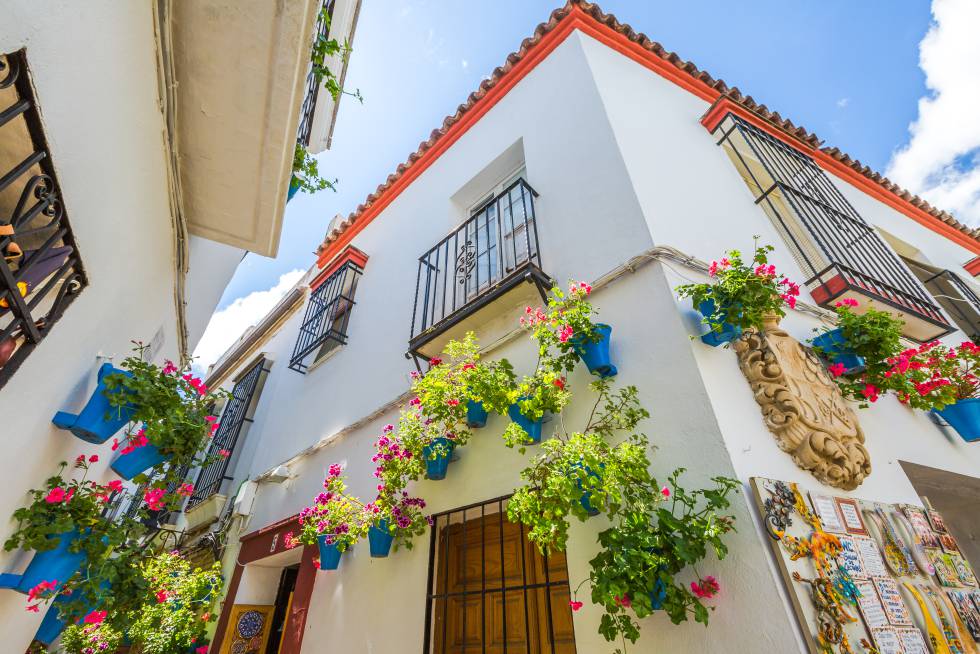 La Calleja de las Flores, en la Judería de Córdoba, una de las calles más populares y turísticas de la ciudad andaluza.