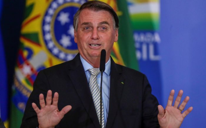 ‘Idiotas’, quienes exigen vacunas anti Covid: Bolsonaro