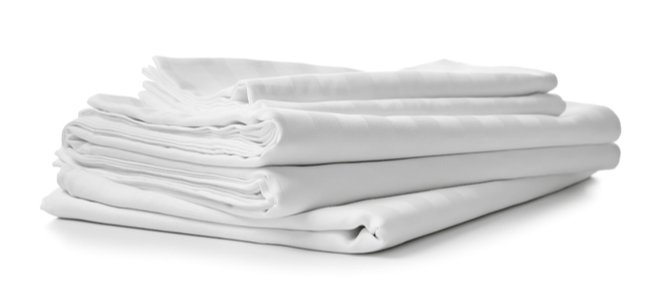 sábanas recién lavadas apiladas y dobladas