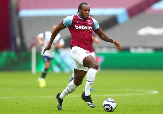 Michail Antonio en un encuentro con el West Ham