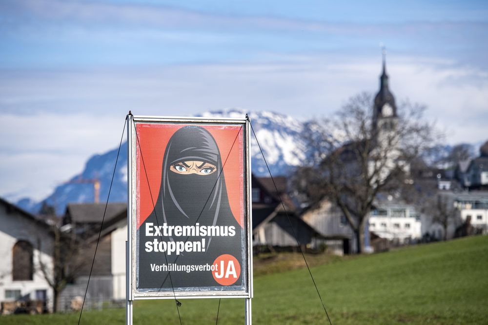 Suiza aprueba por un estrecho margen prohibir el burka en sus calles, según los sondeos