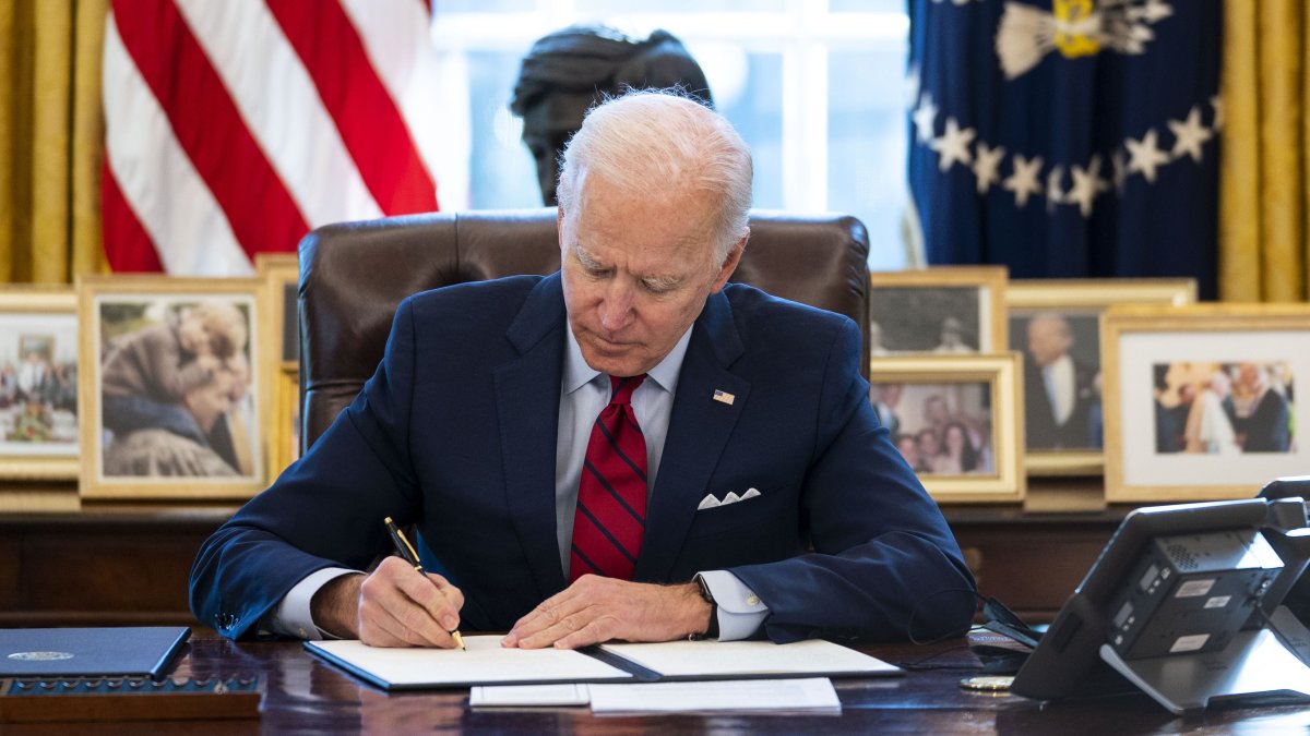 Biden firma orden ejecutiva para promover el acceso al voto