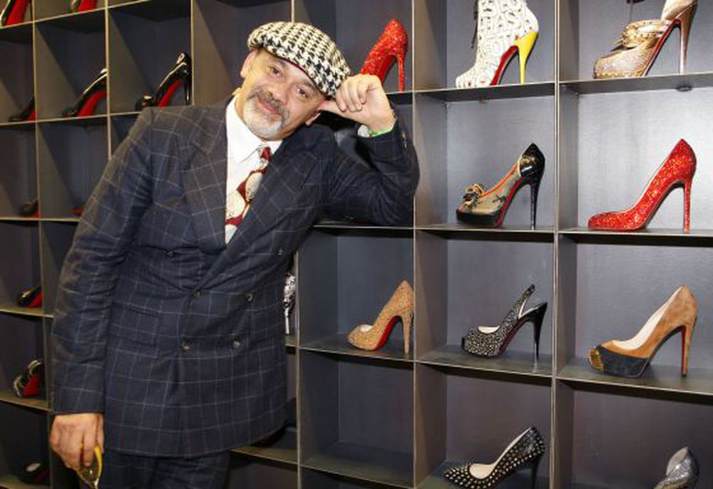 Los Agnelli amplían su imperio del lujo e invierten en Louboutin, los estiletos de la suela roja