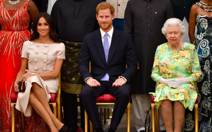 Reina Isabel II dice estar entristecida por las experiencias de Harry y Meghan