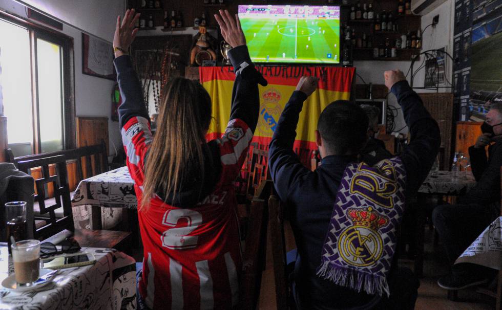Lucía Valdecantos, aficionada del Atlético de Madrid, celebra con su amigo madridista, Sergio Requejo durante ElDerbi de Madrid el pasado domingo.