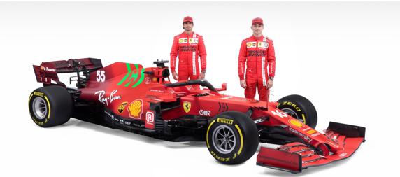 Charles Leclerc y Carlos Sainz posan junto al Ferrari SF21