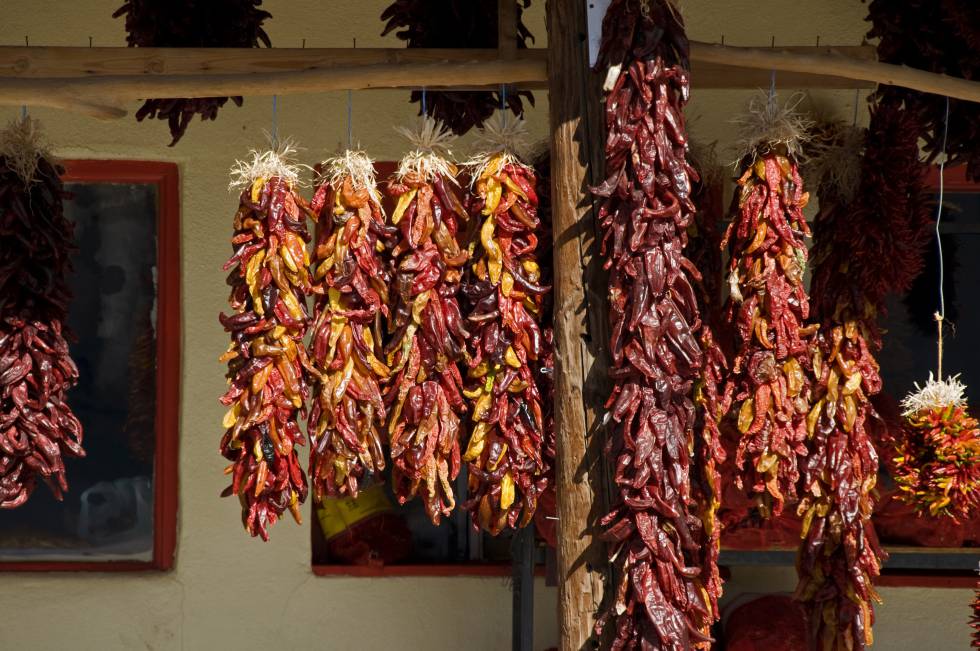 Ristras de chile rojo secándose en un porche de Hatch (Nuevo México).