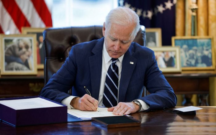 Biden convierte en ley el paquete de estímulo de 1.9 billones en aniversario del cierre de EU