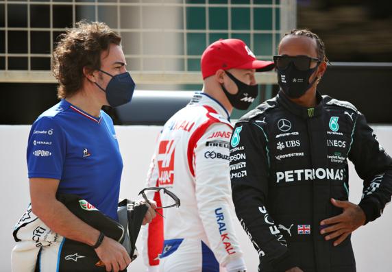 Fernando Alonso y Lewis Hamilton, en la foto de familia de la parrilla en Bahrein