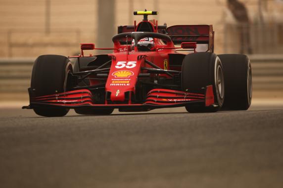 Carlos Sainz, en los test de pretemporada de F1 2021 con Ferrari, en medio de una tormenta de arena