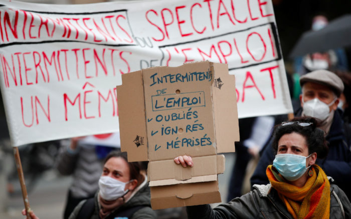 ¡El show debe volver! Manifestantes ocupan teatros franceses para protestar por cierres