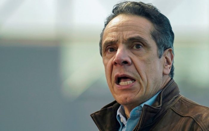 Prominentes demócratas exigen la dimisión del gobernador Andrew Cuomo tras acusaciones de acoso sexual