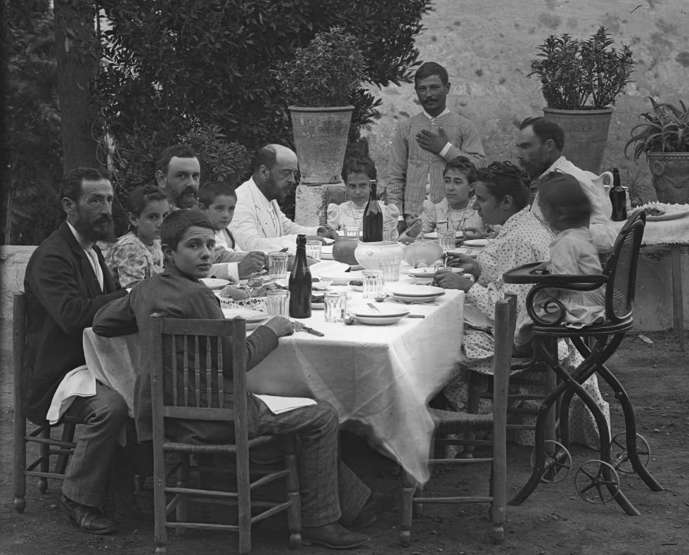 Foto de Pablo Picasso (en primer plano, sentado en la silla de madera) en un almuerzo familiar en el lagar de Llanes, en 1896. 