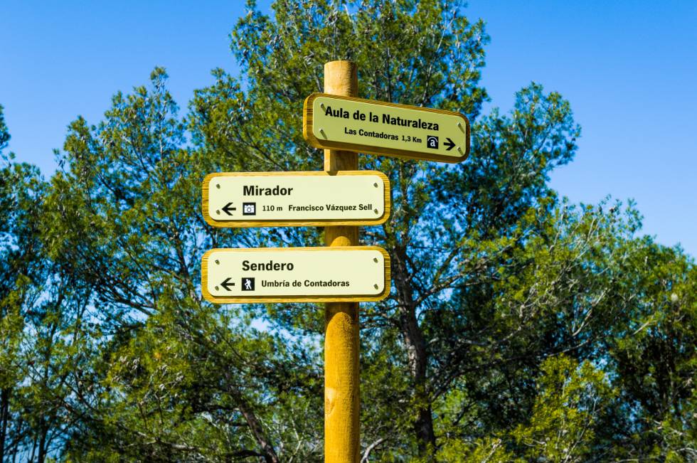 Una señal senderista en el parque natural de los Montes de Málaga.