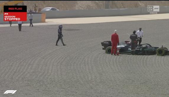 Hamilton se quedó enganchado en la grava en la sesión matinal del día 2 de test de F1 2021