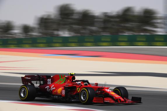 Carlos Sainz, en el test de F1 2021 en Bahrein con Ferrari