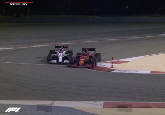 Sainz y Raikkonen, momento de alta tensión entre ambos en el tercer día de test de F1 2021