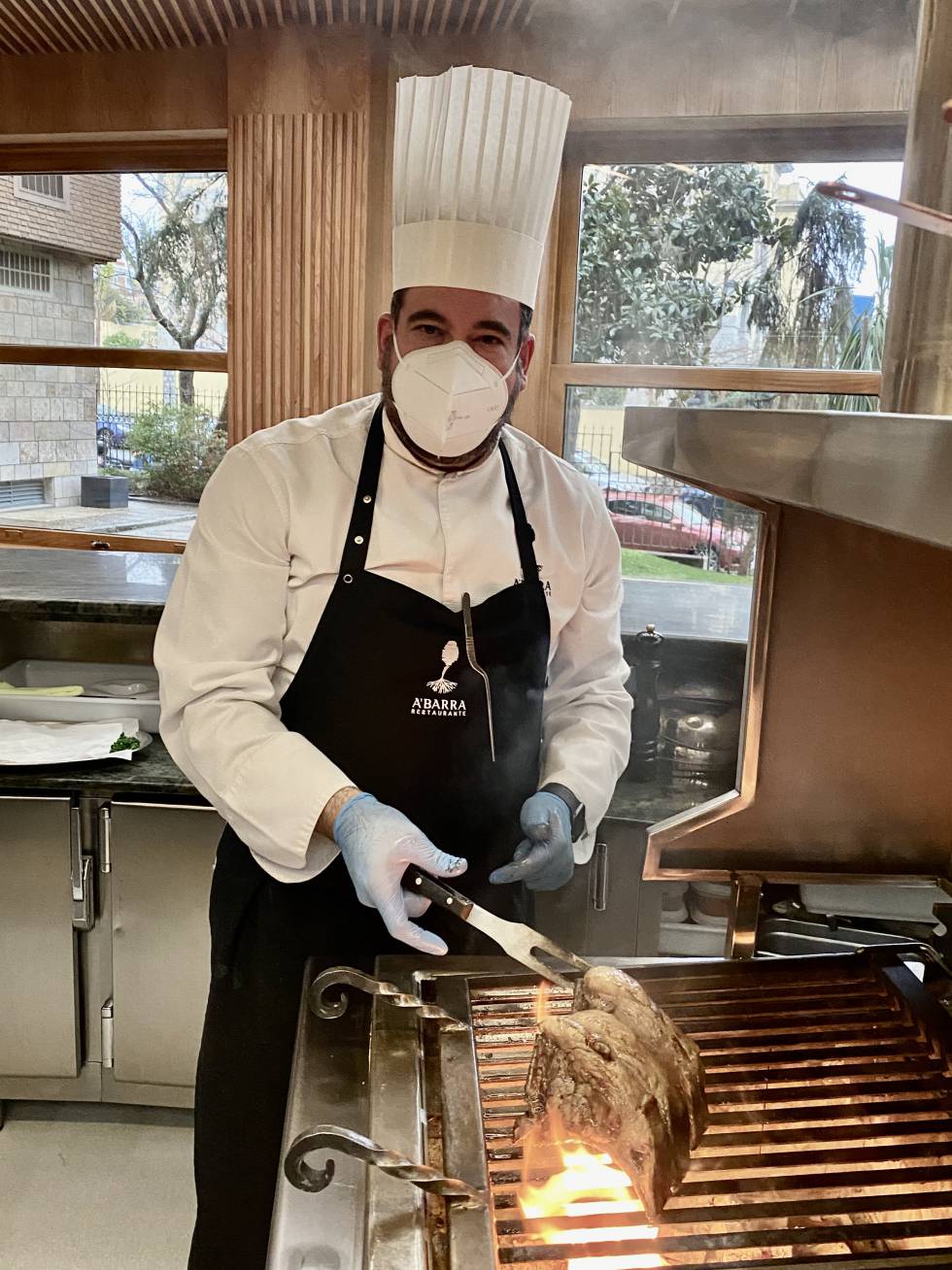 Sergio Manzano asando las chuletas en el restaurante A´Barra.