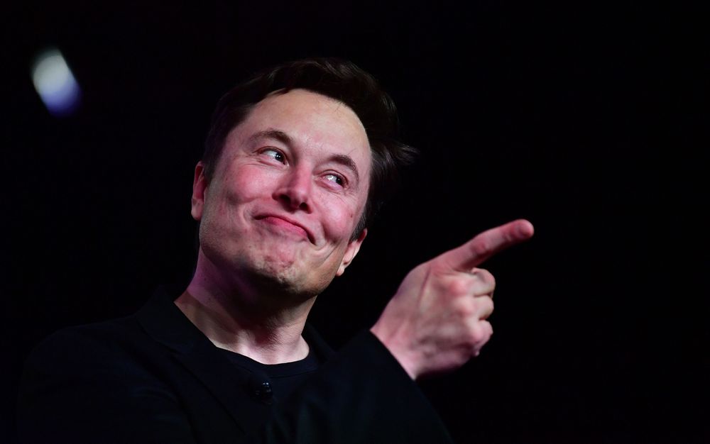 Elon Musk se autoproclama “tecnorey” de Tesla