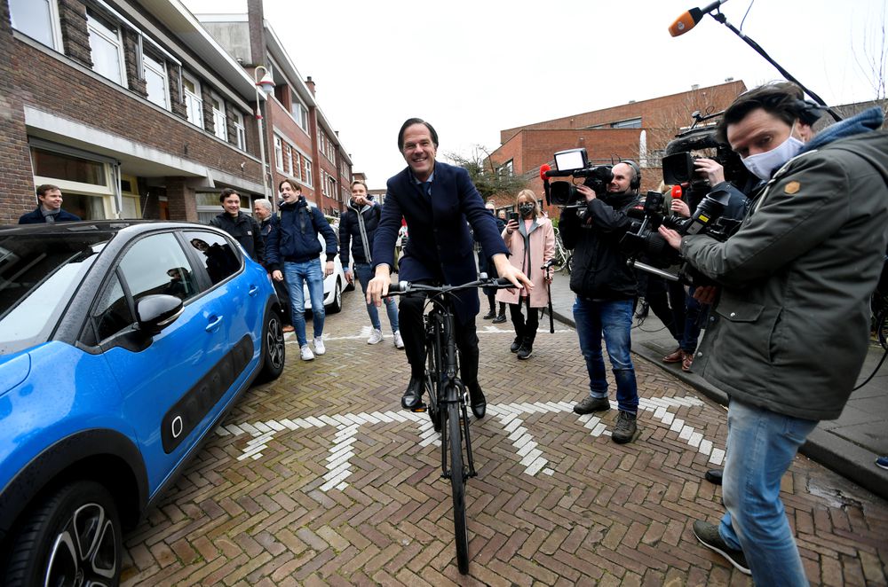 Países Bajos acude a las urnas con el primer ministro Rutte como favorito