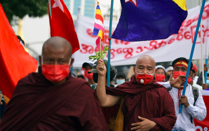 Rompen grupo budista y autoridades de Myanmar tras sangrienta represión