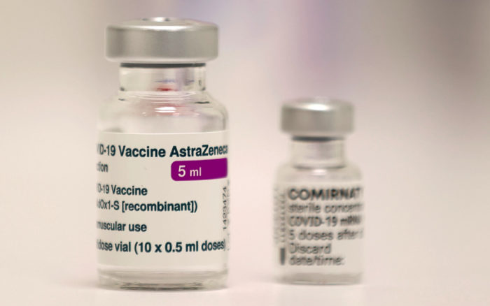 Francia aplicará segunda dosis con Pfizer o Moderna a menores de 55 años vacunados con AstraZeneca