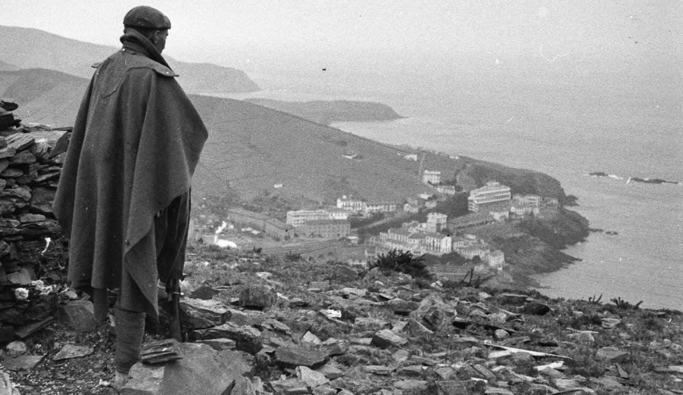 Un soldat de la IV Divisió de Navarra observa des de les altures com es fonen el Pirineu i el Mediterrani a Cervera de la Marenda, el març de 1939.