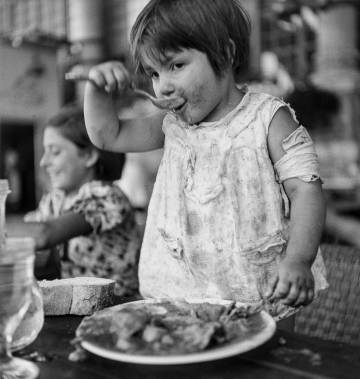 Una nena petita en el menjador per a pobres habilitat el 1936 al Casino de Sant Sebastià, al barri mariner de la Barceloneta de Barcelona.