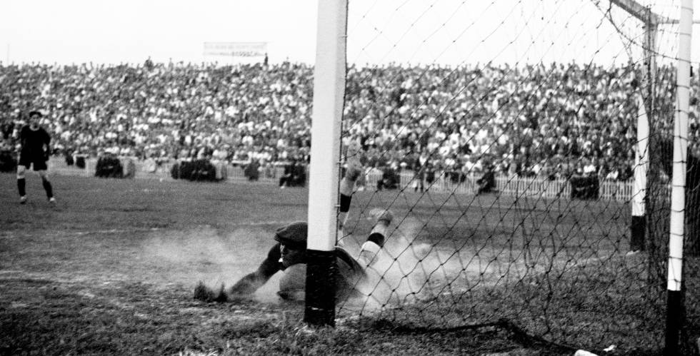 Ricard Zamora, a la final de la Copa de la República entre el seu equip, el Reial Madrid (2), i el Barça (1) a Mestalla (21 juny de 1936). Deia que era la seva millor foto esportiva.