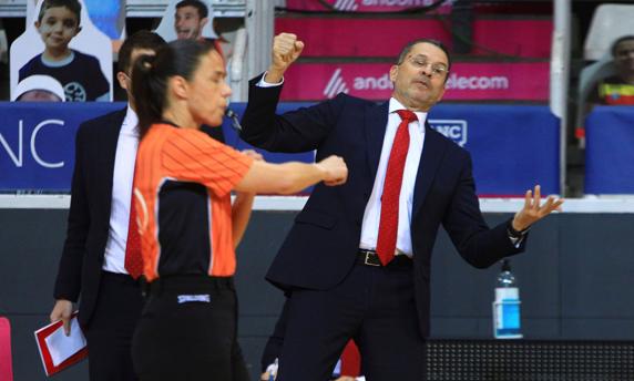 El entrenador del Baxi Manresa Pedro Martínez gesticula tras la señalización de una falta