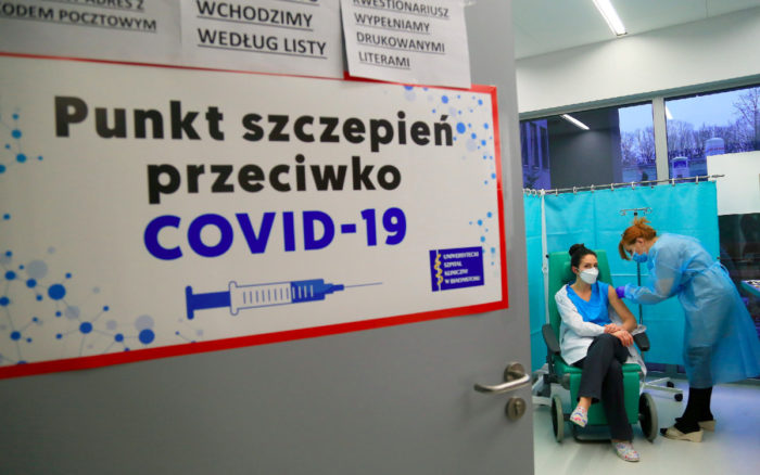 Crece tercera ola de Covid en Europa y el bloque endurece reglas de exportación de vacunas