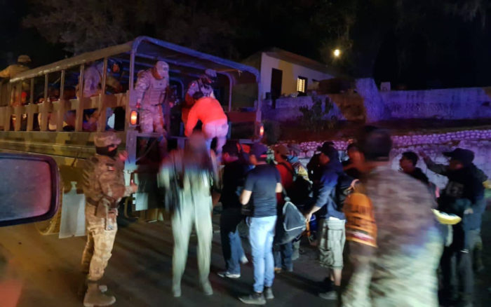 Viento reaviva incendio forestal en Nuevo León; desalojan a unas 800 personas