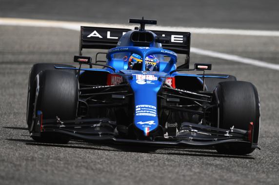 Fernando Alonso, con su Alpine A521 en Bahrein