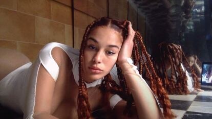 La británica Jorja Smith, en el vídeo de 'Addicted'.